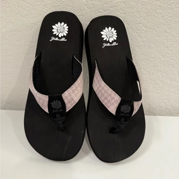 NWOB Yellow box sandals gray houndstooth print - Picture 2 of 3